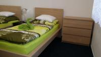 Tweepersoonskamer met 2 Aparte Bedden en Eigen Badkamer