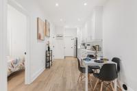 Luxury Private Suite, Parking, TV, Sleeps 3 - B&B Toronto