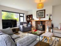 Modern Retreat with Sea Views - Pass the Keys - B&B Benllech