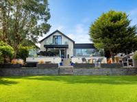 Modern Retreat with Sea Views - Pass the Keys - B&B Benllech
