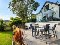 Modern Retreat with Sea Views - Pass the Keys - B&B Benllech