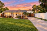 St Pete Family Beach House 10 mins from Madeira Beach, Pool Table, Fire Pit! - B&B St. Petersburg