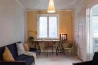 Bright and atmospheric apartment in a hundred year-old log house - B&B Skogby