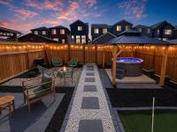 Luxury 7 Bedroom House with Karaoke Sound System and 100 Inch Projector - Bed and Breakfast Calgary