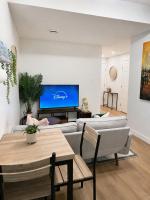 Private 1Bed suite in a central location to WEM & YEG - B&B Edmonton