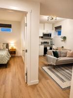 Private 1Bed suite in a central location to WEM & YEG - B&B Edmonton