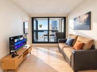 Iconic CBD Stay with Balcony, Sky Tower & Sea Views V231 - Ferienwohnung Auckland