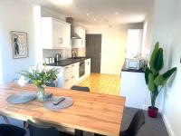 Spacious modern private detached home sleeps 6 - B&B Beeston