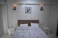 Estudio con cama extragrande y sofá cama