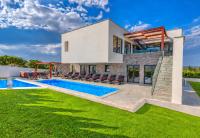 Villa am Meer mit Pool & Kinderpool - Leon's Holiday Homes - B&B Medulin