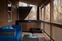 Peaceful Cabin with Hot Tub, Grill & Fire Pit - B&B Murphy