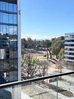 Parkes Canberra City Retreat Lake View & Parking - B&B Comobella