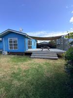 Newly renovated Kiwi Bach, walk to town & beach - B&B Raglan
