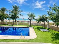 An Oasis Right on the beachfront, shops 200 metres away - B&B Cubelles