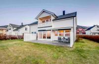 Private 50m2 guest floor with fjord view, balcony & private bath - B&B Tromsø