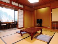 Chambre de Style Japonais avec Salle de Bains et Toilettes Communes