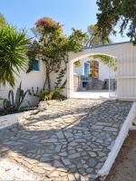 Villa Nikolitsa with private beach - B&B Megara