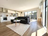 Luxury 2-Bed Townhouse Opposite Northlands Mall - Bed and Breakfast Christchurch