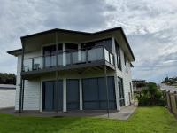 Karma Waters Beach House, 100m from beach - Bed and Breakfast Middleton
