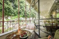 Spacious Green 3BR Apt w Balcony in City Center - Chambres d'hôtes Tel-Aviv