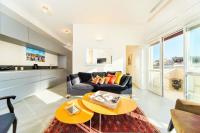 Mamad Bright Apt w Balcony 10min Walk from Beach - Bed and Breakfast Tel Aviv