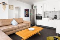 Garden View Apt Near the Beach by SeaNRent - Ferienwohnung Tel Aviv