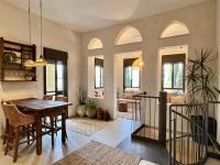 Talpiot Market Stylish Patio Duplex - B&B Haifa