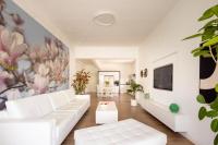 Sunlit Oasis Heart of the City by SeaNRent - Chambres d'hôtes Tel-Aviv