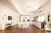 Sunlit Oasis Heart of the City by SeaNRent - Chambres d'hôtes Tel-Aviv