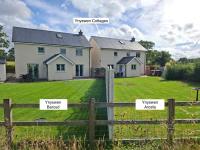 Family Country Cottage with Stunning Mountain View sleeps 12 - B&B Myddfai