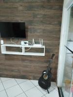 Iporã casa simples Ar-cond, wi-fi, smartv, máquina de lavar 6 pessoas, equipado com churrasqueira, garagem para 4 carros sendo 2 coberta, Hop Independente - Ferienwohnung Araçatuba