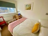 Modern 2-Bed Apartment with Off-Street Parking in Chiswick - B&B London