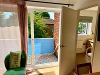 Modern 2-Bed Apartment with Off-Street Parking in Chiswick - B&B London