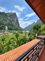 Habitación con cama extragrande y vistas al lago