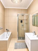 Luxe Farmhaus near OR Tambo Airport, pool & gym - B&B Boksburg