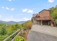 Mid-Century Decor Cabin with Stunning Views - B&B Waynesville