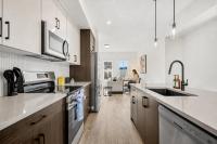 Luxurious Townhome in Aspen with King Bed Large Dining Area and Sleeps 8 - B&B Calgary
