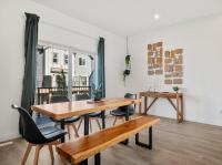 Luxurious Townhome in Aspen with King Bed Large Dining Area and Sleeps 8 - B&B Calgary
