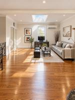 Sunny and beautify 2BR, Private entrance - steps to subway - Ferienwohnung Toronto