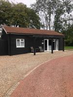 Luxury Woodlands Lodge with Hot Tub courtyard - Chambres d'hôtes Firsby