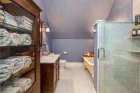 5BR Luxury Retreat With Huge Garage & 3 King Beds - B&B Milwaukee
