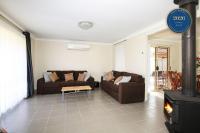 Kingfisher I Pet Friendly I 10 Min Walk to Beach - Bed and Breakfast Sanctuary Point