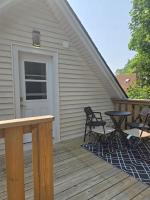 Niagara Falls Home - Private Deck - Quick Walk to Falls - King Suite - Bed and Breakfast Niagara Falls