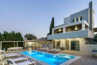 Free Breakfast at Oak Luxury villa with heated pool, Playground and Pool table - Chambres d'hôtes Tría Monastíria