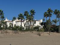Increíble bajo con jardín primera línea playa - Chambres d'hôtes Estepona