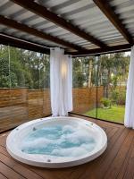 Deck com hidromassagem junto à natureza - B&B São Francisco de Paula