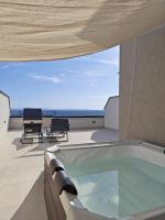 Spyro Apartment- Private rooftop terrace, jacuzzi & seaview - B&B Podstrana