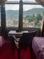 Solan Heights 1RK Homestay Mountain View Kitchen Smart TV with Netflix Wi-Fi Ideal for couples and families - Chambres d'hôtes Solan