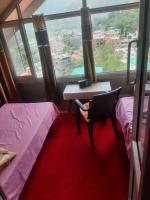 Solan Heights 1RK Homestay Mountain View Kitchen Smart TV with Netflix Wi-Fi Ideal for couples and families - B&B Solan