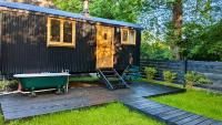 Luxury Shepherd Hut w Outdoor Bath at Powis Estate - B&B Stirling